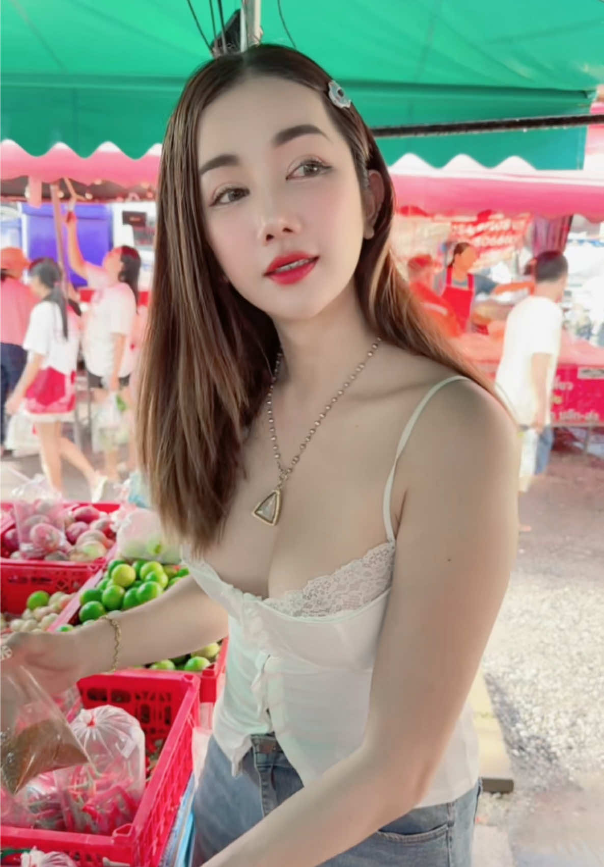 “พ่อแม่ให้แค่ชีวิต แต่เส้นทางต้องสร้างเอง ไม่มีใครปูพรมให้เราเดิน มีแต่เหงื่อกับความพยายามที่ต้องแลกมา” #แม่ค้าผัก #แวะมาอุดหนุนได้นะค่ะ😀 #น้องเดียผักสด #สระบุรี💯 #ผักสด #ของสดใหม่ทุกวัน #น่ารัก #สวย #ขยัน #ผักสด 