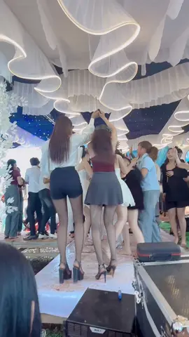 Nhảy rách hết đôi tất 😂