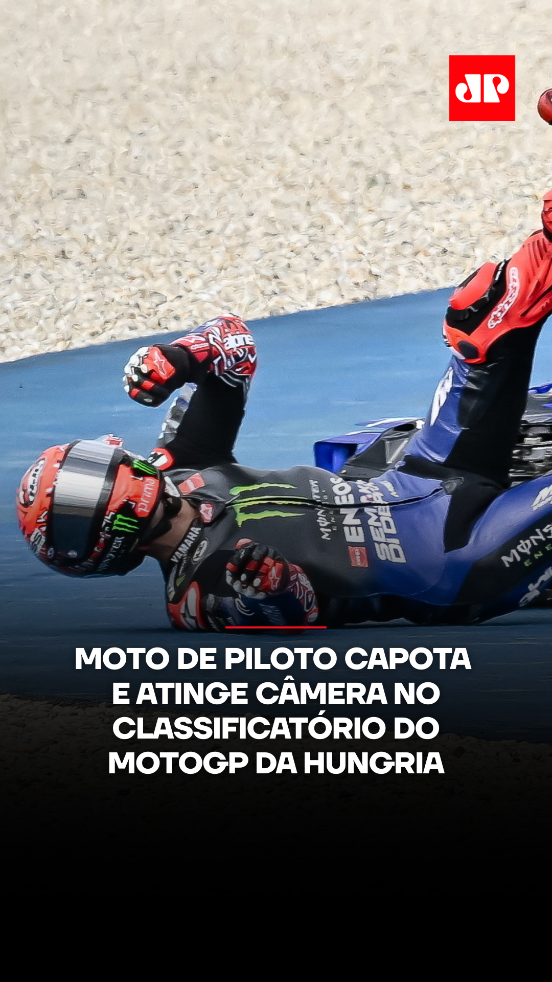 Um acidente impressionante marcou o treino classificatório para o Grande Prêmio da Hungria de MotoGP neste sábado (23). O piloto espanhol Pedro Acosta sofreu uma queda e sua moto voou para fora da pista, atingindo a câmera de um cinegrafista. O operador conseguiu se esquivar a tempo e, apesar do susto, confirmou que estava bem com um “joinha”. 📺 Confira na JP News e Panflix #JovemPanNews #Acidente #Moto #MotoGP