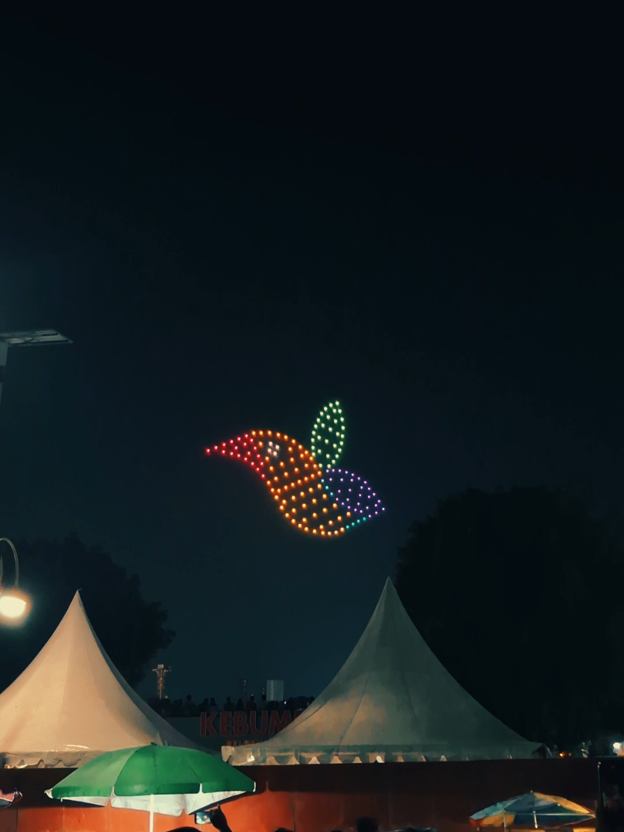 Pertama kali di Kebumen Drone Show Kebumen Fest 2025.🎆✨️ #kebumenfest2025 #kebumen24jam #kebumenkeren #droneshow #alunalunkebumen 