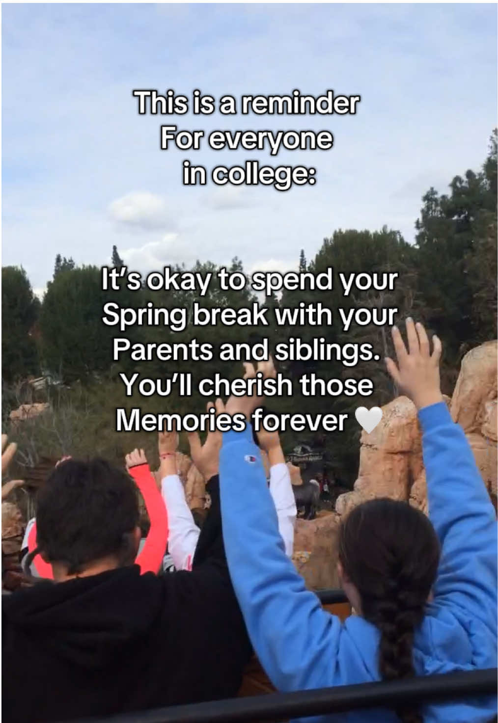 These will be the trips you cherish the most! Years later when you all have your own families, and all live apart 🤍 #collegelife #springbreak #reminder #disneyland #uofa 