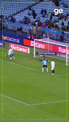Tiago Volpi faz uma DEFESAÇA e evita o gol do Ceará contra o Grêmio. #Gremio #Ceara #Futebol #Brasileirao