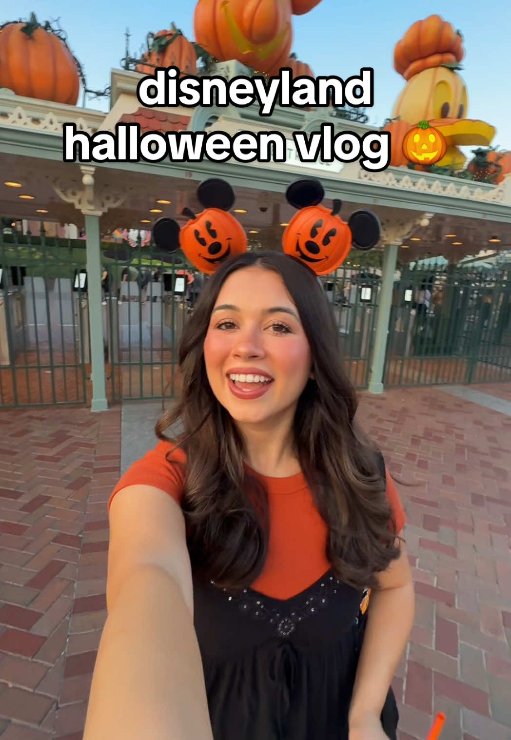 first day of halloween at disneyland vlog!!! 🎃⭐️  checking out all of the fall decor, big mickey pumpkin, trying the pumpkin cheesecake cold brew, opening a nightmare before christmas mystery pin pack, checking out the merch, & a magical moment riding haunted mansion holiday!!!!! 👻🧡
