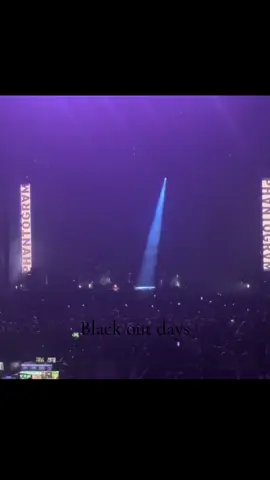 Ugh they were so good ignore my bad filming I wasn’t looking at my phone #deftones #phantogram #vancouver #rogersarena #livemusic @Phantogram 