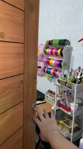 Himala talaga sa isang crafter maging malinis at organized ang crafter station lalo na pag sunod-sunod ang rush orders 🤣🤣🤣   @Laica diamond #handmadecrafter #fuzzywireflowers #organizers #fyp #foryou 