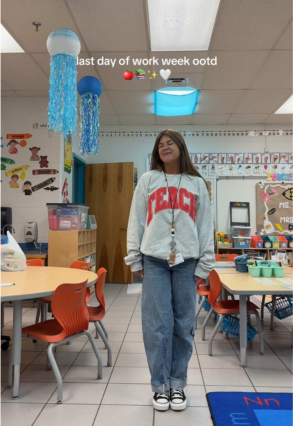 ootd from yesterday!! 2 days until the first day of school!!🤩✨📚 #kindergartenteacher  #kindergarten #tiktokbacktoschool #teacheroutfit #backtoschool2025 
