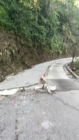 mohon bersabar jalan untuk sementara hanya untuk kendaraan roda dua saja#SWADAYAMASYARAKATSUKARAMELIWA 