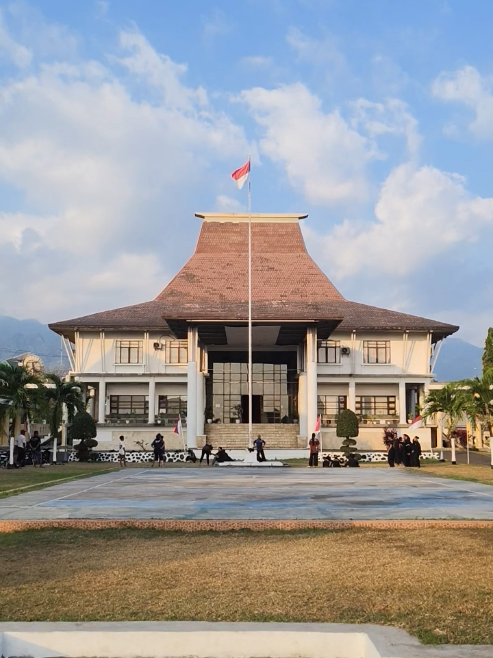 Bina Konstruksi Dinas PUPR Provinsi NTT bekerja sama dengan Balai Jasa Konstruksi Wilayah IV Surabaya difasilitasi Dinas PUPR dan BKPSDM kabupaten Ende melaksanakan Uji Sertifikasi Kompetensi Kerja Konstruksi (SKK) Jenjang 7 secara luring di Aula BKPSDM Ende pada 22 Agustus 2025. Kegiatan ini dibuka oleh Wakil Bupati Ende dengan peserta 28 orang dan didampingi 5 asesor. Fakta di lapangan menunjukkan bahwa NTT masih kekurangan ahli muda konstruksi, sehingga melalui kegiatan ini diharapkan akan lahir semakin banyak tenaga ahli yang tersebar merata di seluruh wilayah NTT untuk mendukung pembangunan infrastruktur kokoh dan berkelanjutan. 🌍 #binakontruksi #dinaspuprprovntt #puprntt #pupr #sigapmembangunnegeri #ayobangunntt