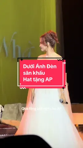 Chị Hoàng Oanh bước ra rồi mọi người cùng hát Dưới ánh đèn sân khấu tặng chỉ 🥹🥹🥹 #aiphuong #venha #hoangoanh #duoianhdensankhau 