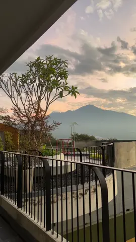 Pemandangan indah dan penginapan yang nyaman 🫶🏻 di 📍Grand Batu Inn Malang  #rekomendasi #penginapan #viewcantik #malang #placetogomalang #jatim 