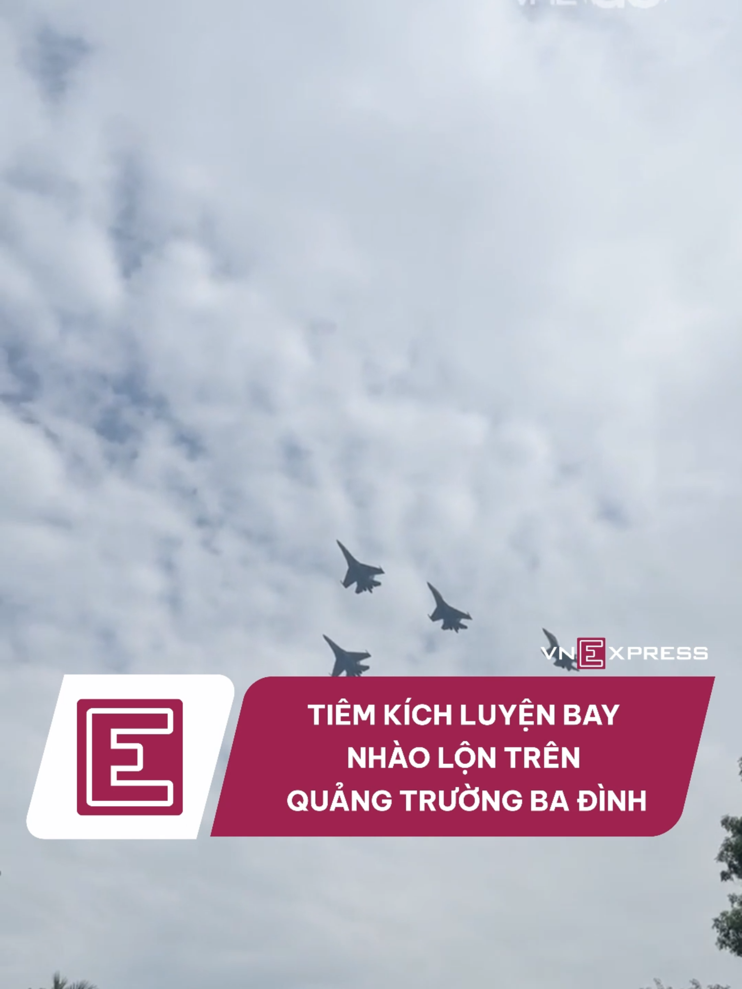 Tiêm kích Yak-130, CASA, trực thăng bay tập luyện ở khu vực quảng trường Ba Đình sáng 24/8, chuẩn bị cho màn trình diễn dịp Quốc khánh 2/9. #vnexpress #tiktoknews #vne #vnego #rangrovietnam