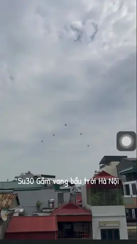 Hợp luyện trên không với dàn Su30 gầm vang bầu trời Hà Nội. Tự hào quá đồng bào ơiiiiii #duyetbinh #tuhaovietnam #su30 #vietnam #truyengold 
