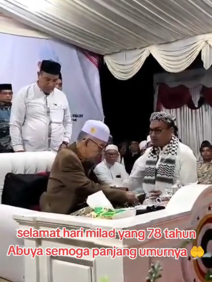 selamat hari milad yang 78 tahun Abuya semoga panjang umurnya #ahlisufi #abuyasyekhhamranwali #mptti #bupatiabdya #safaruddin 