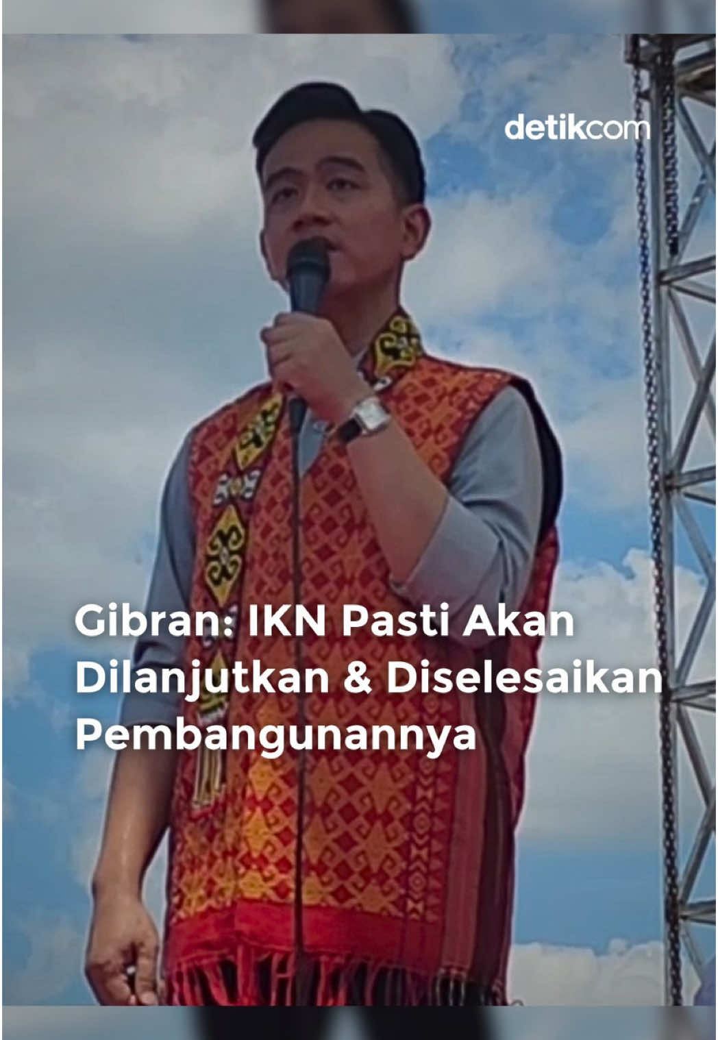 Wakil Presiden Gibran Rakabuming Raka bicara terkait pembangunan Ibu Kota Nusantara (IKN). Bahkan putra sulung Presiden ke-7 Joko Widodo itu telah meninjau IKN sebulan yang lalu guna memastikan IKN terus memiliki progres. Hal itu disampaikan Wapres Gibran dalam kunjungan kerjanya menyapa masyarakat suku Dayak dan Pasukan Merah Tariu Borneo Bangkule Rajakng (TBBR) di Desa Sepang Tokong, Kecamatan Toho, Kabupaten Mempawah, Kalimantan Barat, Sabtu (23/8/2025). Baca berita selengkapnya hanya di detik.com! Video: Ori Salfian Creator: Risa #detikcom #gibranrakabumingraka #ikn #pembangunanikn 