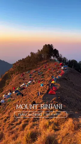 Menyesal datang ke Rinjani. Begitu pulang masih selalu teringat dan ingin kembali lagi. Sangat sulit melupakan keindahan setiap sisi gunung rinjani. Mulai dari sembalun, post pendakian, camp pelawangan, danau segara anak hingga puncak dgn rintangan letter E nya yang berat dan beresiko #rinjani #mountrinjani #rinjanimountain #pendakiindonesia 