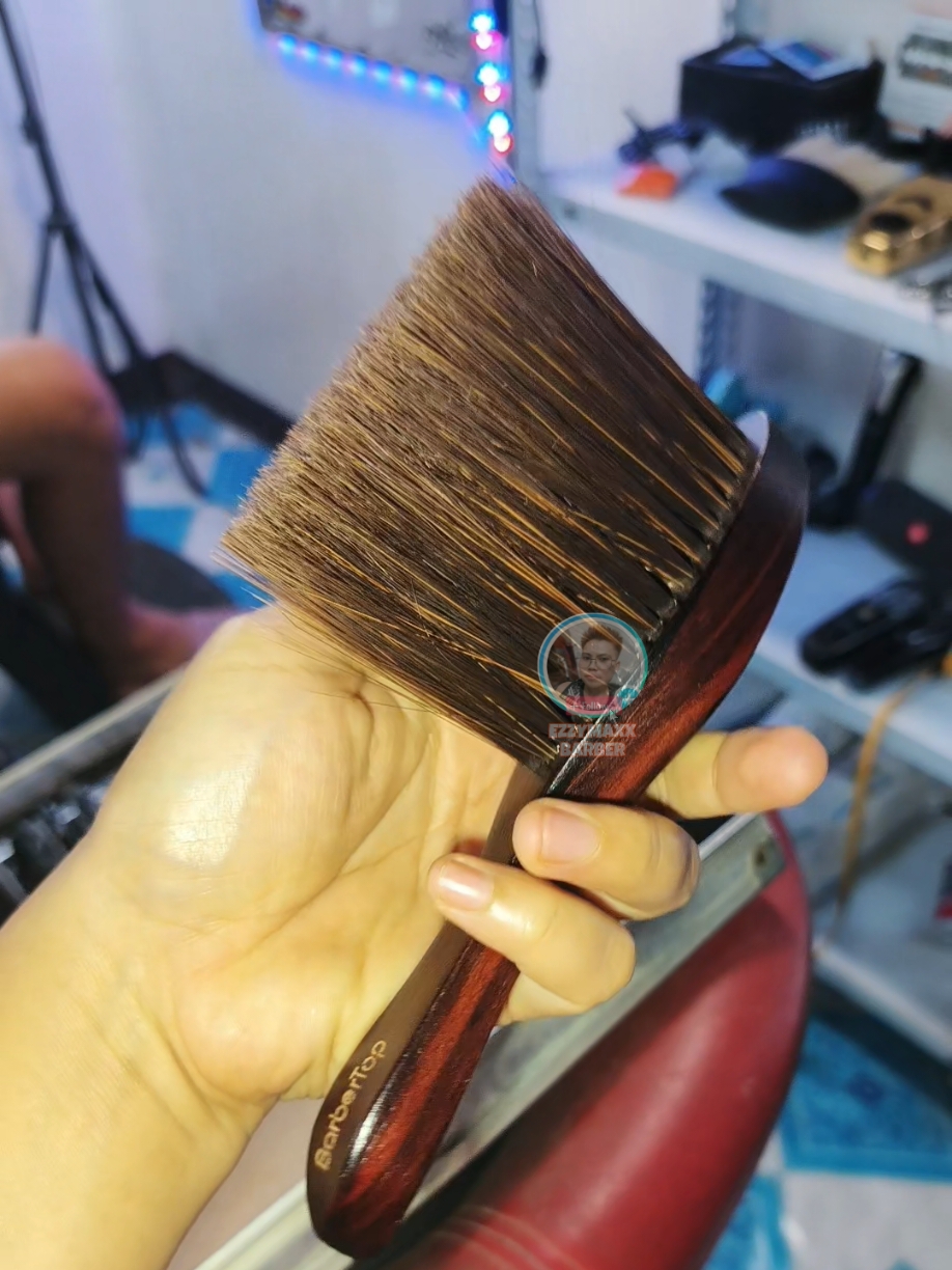 Pamalpag o hairbrush pang client at pwede pang clipper pwede to boss . #hairbrush #barbertools #salontools #ezzymaxxbarber 