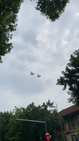 SU-30MK2 trên bầu trời Hà Nội sáng nay 🇻🇳 đã quáaaaaaaa đồng bào ơiiiiiiii 🇻🇳🇻🇳🇻🇳 #su30mk2 #80namquockhanh #maybay #2thang9 #vietnam 