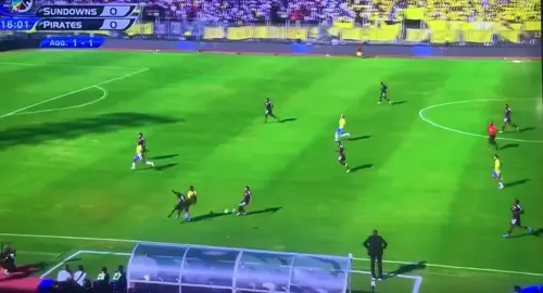 Look at where they took this throw in 🫢 How is this cheating allowed? #MamelodiSundowns #viraltiktok #MTN8 