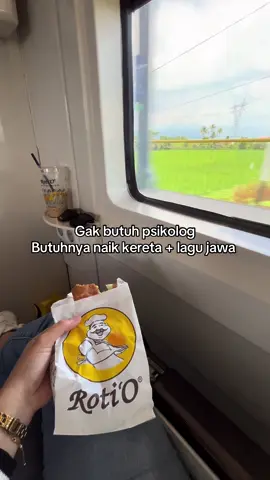 😍 #fyp #masukberandafyp #keretaapiindonesia #tripnaikkereta #solotraveling 