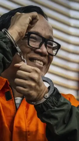 Penangkapan Wakil Menteri Ketenagakerjaan (Wamenaker) Immanuel Ebenezer alias Noel oleh KPK, sontak menyita perhatian nitizen juga. Ini bukan hanya karena posisinya sebagai pejabat negara, tetapi juga karena jejak digitalnya yang pernah lantang menuntut hukuman mati bagi koruptor.  Dalam sebuah tayangan ILC tahun 2024  kini kembali viral. Saat itu, Noel dengan tegas menyebut rasa muaknya terhadap “politisi tua yang korup” dan menyerukan regenerasi politik. Bahkan, ia sempat menyebut kehadiran Gibran Rakabuming sebagai calon wakil presiden kala itu sebagai bentuk perlawanan terhadap praktik korupsi. Lebih jauh, rekam jejaknya menunjukkan konsistensi dalam mengkritik korupsi. Pada diskusi bertajuk Relawan Jokowi Bicara Reshuffle Kabinet yang digelar RMOL pada Desember 2020, Noel bahkan menyebut korupsi sebagai “musuh terbesar bangsa” dan menegaskan perlunya hukuman mati bagi koruptor . Ia juga pernah menandatangani pakta integritas bersama Kepala BP2MI, Benny Ramdani, yang salah satu isinya menyebut bahwa pejabat negara yang terbukti korupsi layak dihukum mati dan seluruh hartanya disita. Komentar netizen pun bermunculan dengan nada satire hingga sindiran tajam. Tak sedikit pula yang meminta Presiden Prabowo untuk menuruti permintaan Noel agar koruptor dihukum mati.  Wakil Ketua KPK, Fitroh Rohcahyanto, mengonfirmasi penangkapan Noel pada Rabu (20/8/2025) malam di Jakarta. OTT ini disebut terkait dugaan pemerasan dalam pengurusan sertifikasi Keselamatan dan Kesehatan Kerja (K3). Baca selengkapnya di www.surabayapagi.com #berita #beritahariini #beritaviral #fyp #immanuelebenezer