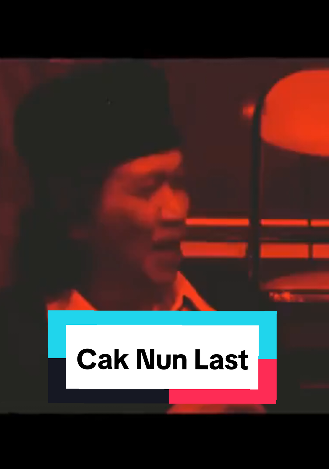 merenungkan ajaran Cak Nun, menyoroti penekanan beliau pada pencarian kebenaran untuk menumbuhkan cinta daripada untuk menyakiti. Cak Nun digambarkan sebagai sosok yang ironis di era tren viral, memilih untuk mengembangkan nilai-nilai abadi seperti kerendahan hati dan kontemplasi yang sabar. Sumber Video Channel YouTube: Kamar Film #caknun #viralvideo #viral #fypシ #fyp 
