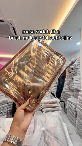 bismillah dgn ni bellaz nk bgtau tarikh #battle makeup brush pada 1HB-9  jam 8 malam di tiktok Muabellaz jagn lepaskan peluang tau ..boleh apply atome,pay later nnti stok sgt limited pcs dan ni adalah last battel untuk brush lepas ni dh xde set brush ni dh ..save the date tau ..xdk jual di mna2 hanya limited di Muabellaz & bellaz beauty sahaja 