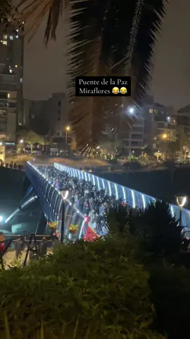 Puente de vidrio Miraflores 😂😂😂🇵🇪#motivation #paratii #puente #miraflores #barranco 