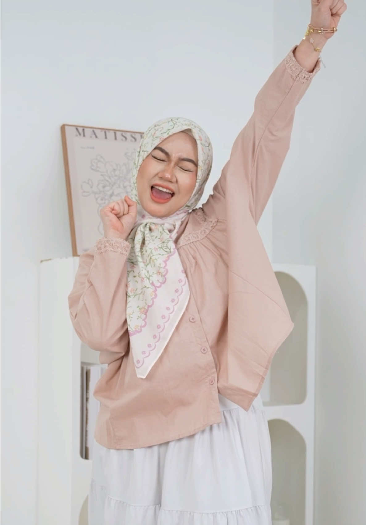 Tumpang lalu.. saja je nak bagitahu, design tudung yang Lydia pakai ni tengah PROMO. So cepat grab skrg 😘🔥 #pandaeyeshijab #pandaeyes #fypシ #fyp #racuntiktok 