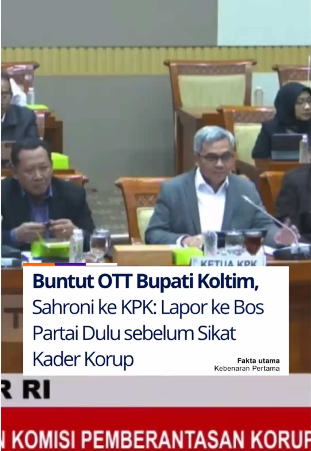 NASIONAL – Wakil Ketua Komisi III DPR RI, Ahmad Sahroni meminta KPK untuk terlebih dahulu berkomunikasi dengan ketua partai jika hendak menangkap salah seorang kader yang korup. Hal itu ia sampaikan menyusul penangkapan yang dilakukan terhadap rekan sesama partainya, Bupati Kolaka Timur (Koltim), Abdul Azis usai agenda Rapat kerja Nasional (Rakernas) Partai Nasdem di Makassar, Sulawesi Selatan (Sulsel), Kamis (7/8/2025) lalu. “Kalaupun mau tangkap, misalnya bapak berkomunikasi dengan pimpinan partai. Kita berharap ke depan dalam proses yang di Makassar jangan terulang,” ujar Sahroni dalam rapat Komisi III bersama KPK yang berlangsung di Kompleks Parlemen, Senayan, Jakarta, Rabu (20/8/2025). Ia berharap Operasi Tangkap Tangan (OTT) KPK dapat dilakukan di waktu yang tepat sebagai wujud sikap menghargai partai politik. 