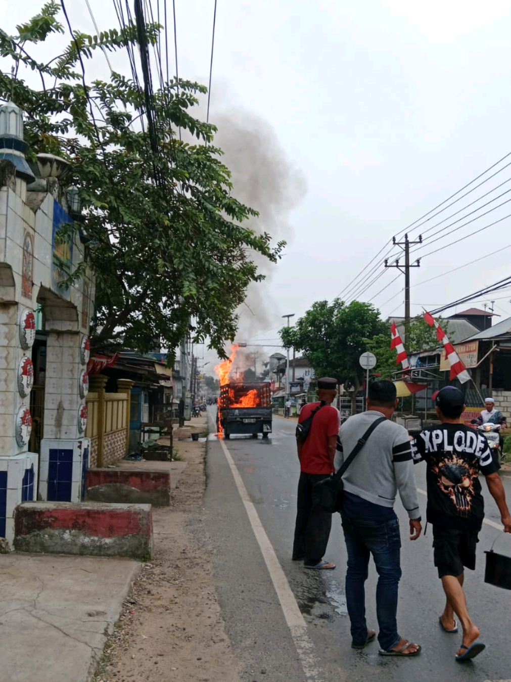 Minggu (24/8) Pagi. Sebuah mobil pikap terb4kar di Jl. Mistar Cokrokusumo, wil. Kel. Cempaka, BJB @Banjarbaru Now 