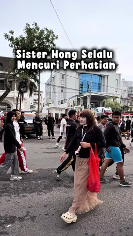 Sister Hong selalu mencuri perhatian di CFD Medan.  #sisterhong #sisterhongmedan #rizkinasution #cfdmedan #tiktokmedan 