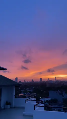 Perfect capture of a evening vibe 🥹🌇#sunset #srilanka #skyline #kotte #vibe @Nadu💋 