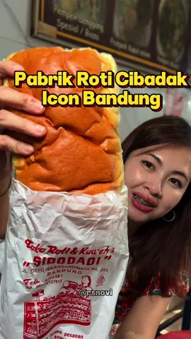 Finally cobain juga setelah sekian purnama penasaran.. roti jadul ini murah harganya dengan ukuran yg cukup besar dan isian lumayan banyak.. texture roti bener2 jadul yang ada serat2 dan panggangan nya very2 brownie ada wangi2 panggang.. variant rasa banyak, murah jadi banyak yg beli buat oleh2 Bandung juga katanya 👌🏻 📍 Toko Roti Sidodadi - Cibadak Bandung Halal Start 4.5k #PsNovi #PSNoviBandung #KulinerIndonesia #KulinerJakarta #KulinerUnik #KulinerBandung #pabrikroti #rotisidodadi #kulinerviral  