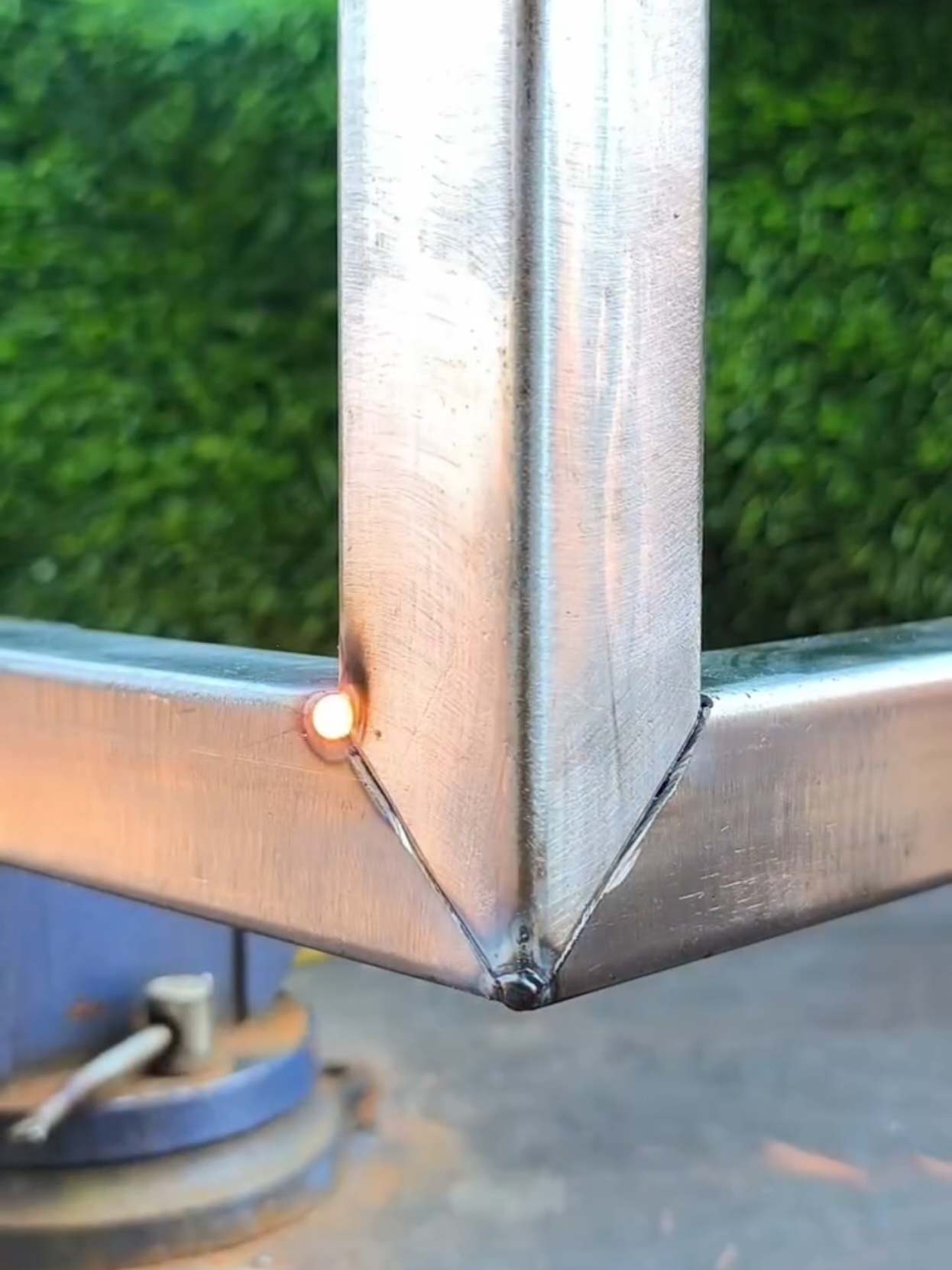a simple and strong combination of three square metal corners #welding #diycrafts #art#febrication #welder 