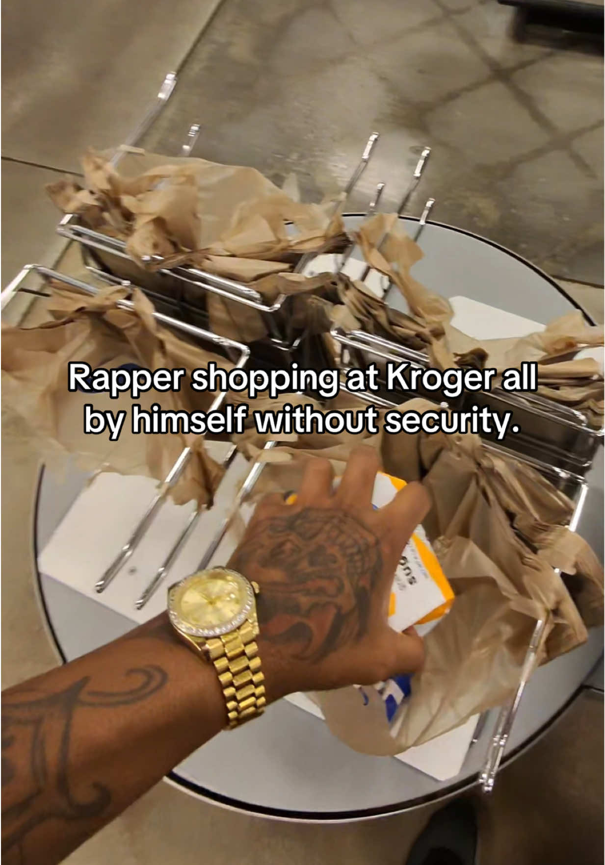 Rapper shopping at Kroger all by himself without security.