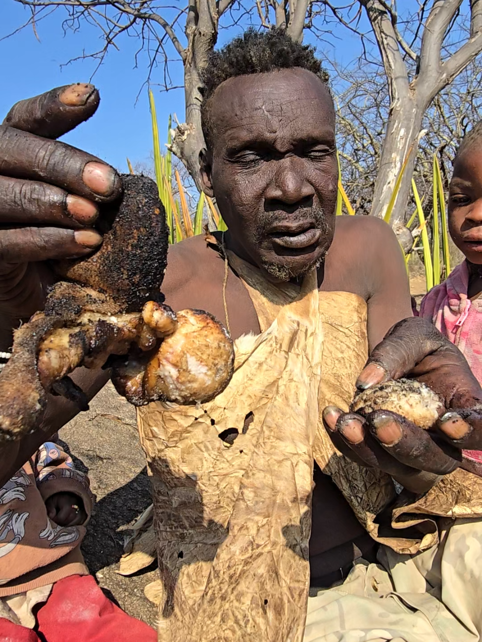 time to share something small with there families #dudukwe #hadzabetribe #chaaba #africancrazylife #viralvideo 