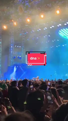 Mengiri sama mbak2nya dinanyain DNA depan mukanya😭💙 #lalafest2025 #lany #lanyinjakarta #dna 