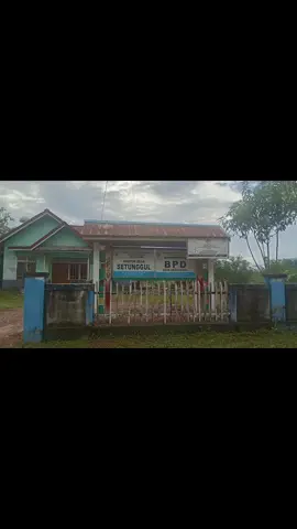 Warga Kapuas Hulu Pertanyakan Transparansi Dana Desa, Sejumlah Aset Diduga Raib ‎ ‎Kapuas Hulu – Sejumlah warga masyarakat di Kabupaten Kapuas Hulu mempertanyakan keterbukaan Pemerintah Desa terkait pengelolaan dan penggunaan Dana Desa (DD) tahun anggaran berjalan. Pasalnya, hingga kini belum ada laporan rinci maupun papan informasi resmi yang memuat kegiatan maupun rincian penggunaan dana tersebut. ‎ ‎Dari pantauan awak media bersama masyarakat setempat, beberapa pembangunan yang ada justru terkesan mubazir. Bahkan, sejumlah aset desa yang semestinya dinikmati warga, seperti kabel listrik desa (lisdes) dan fasilitas lainnya, kini tak jelas keberadaannya. ‎ ‎“Kami heran, dana desa nilainya ratusan juta rupiah bahkan lebih, tapi manfaatnya tidak begitu terasa. Program fisik maupun pemberdayaan masyarakat masih minim terlihat,” ujar salah seorang warga kepada media. ‎ ‎Warga menilai, seharusnya pemerintah desa menyampaikan laporan secara terbuka kepada publik, baik melalui papan informasi transparansi maupun musyawarah desa. “Ini kan uang negara, mestinya dipertanggungjawabkan secara transparan. Sampai sekarang, kami tidak tahu pasti penggunaannya untuk apa saja,” tambah warga lainnya. ‎ ‎Kondisi tersebut menimbulkan dugaan kurangnya transparansi dari pihak pemerintah desa. Sesuai aturan, desa wajib mempublikasikan APBDesa, baik melalui media informasi desa maupun papan pengumuman di tempat strategis yang mudah diakses masyarakat. ‎ ‎Menurut informasi, beberapa warga berencana menunjuk kuasa untuk melaporkan persoalan ini kepada pihak berwenang, dalam hal ini Polda Kalimantan Barat. Mereka berharap ada tindak lanjut agar pengelolaan dana desa benar-benar tepat sasaran. ‎ ‎Hingga berita ini diterbitkan, Kepala Desa yang bersangkutan belum memberikan keterangan resmi terkait keluhan warga. Masyarakat berharap adanya kejelasan dan keterbukaan, sehingga dana desa benar-benar dapat dimanfaatkan untuk pembangunan serta peningkatan kesejahteraan warga Kapuas Hulu. ‎ ‎ ‎ ‎