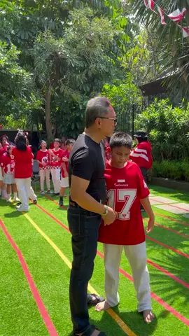 Semarak 17 Agustus, Zulhas Didampingi Istri Ikut Mengawal Lomba di Sekitar Rumah. Baginya, momen ini bukan sekadar tradisi, melainkan ruang bagi anak-anak untuk kembali menemukan dunianya. Ceria, sportif, dan jauh dari layar gadget. #ZulkifliHasan #HUTPAN #PartaiAmanatNasional #HUT80RI 