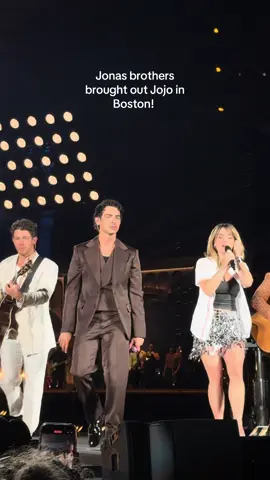 jonas brothers had Jojo as a special guest in Boston!!!! such a great performance @iamjojoofficial @Jonas Brothers #boston #jonasbrothersconcert #jonasbrothers #greetingsfromyourhometown #jojo 
