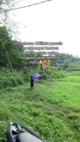 Cara agar terbaca algoritma tiktok 99+++ 	1.	intraksi pengguna dan rekomendasi konten, algoritma tiktok merekomendasikan video berdasarkan intraksi pengguna, jika sering berinteraksi dengan akun tertentu, konten dari akun tersebut akan lebih sering muncul. 	2.	pengaruh informasi video pada algoritma algoritma tiktok juga mempertimbangkan informasi dari video, seperti caption, hashtag, dan audio. pastikan caption singkat dan mudah dipahami, tambahkan hashtag yang relevan, serta pilih video yang menarik untuk meningkatkan peluang video masuk FYP. 	3.	pengaturan akun pengguna saat mendaftar tiktok, pengguna diminta memiliki topik yang diminati. algoritma tiktok kemudian merekomendasikan video berdasarkan pilihan topik tersebut. #fyp #affiliatemarketing #pemulaaffiliate #affiliatetiktok #lewatberanda 