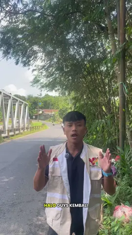 Sampah di jembatan Cisata kini sudah seperti pemandangan sehari-hari. Sungai yang seharusnya mengalir jernih justru dipenuhi plastik, botol, dan bau menyengat. Ironisnya, masalah ini seperti dibiarkan, padahal dampaknya jelas: banjir, penyakit, dan rusaknya lingkungan. Apakah kita mau menunggu sampai jembatan itu jadi tempat pembuangan liar permanen baru ada tindakan? Lebih miris lagi, muncul wacana Pandeglang dijadikan tempat pembuangan sampah dari Tangsel. Seolah-olah Pandeglang ini halaman belakang, tempat buangan kota besar. Ini pelecehan terhadap martabat masyarakat Pandeglang. Apakah daerah kita hanya pantas jadi tong sampah kota lain? Pemerintah seharusnya berpikir panjang: bukan menampung sampah kiriman, tapi bagaimana membangun sistem pengelolaan sampah yang beradab, modern, dan berpihak pada masyarakat lokal. Kalau kondisi ini terus dibiarkan, jangan salahkan masyarakat ketika muncul kemarahan. Sampah bukan sekadar soal kotoran, tapi soal harga diri daerah. Pandeglang harus bangkit, bukan jadi kuburan sampah kota lain. #infosodong #cisata #pandeglangbanten 