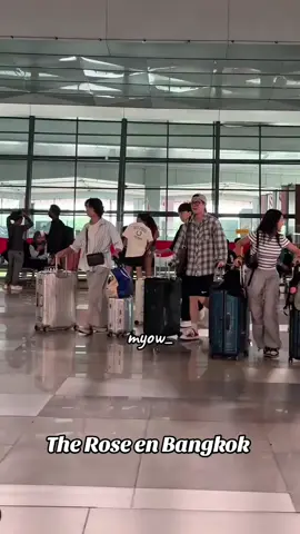 @official.therose en Bangkok  Acá tenemos otro video de la llegada de los chicos a Bangkok  Fueron recibidos por algunas BlackRoses  ©️myow_ #TheRose  #summersonic_bangkok #onceuponawrldtour  #blackroses  #WEROSEYOU 