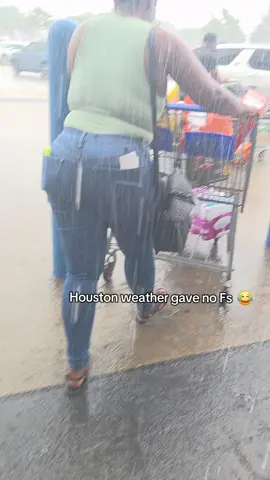 I have not been drenched from rain like this in years! This Houston weather has been crazy!  #houstontexas #houston #weather 
