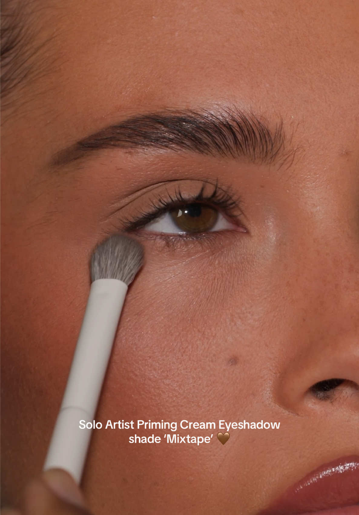 A subtle wash of color on @Alexis Braun 🤎 Wear Solo Artist alone for a polished, effortless look or layer your favorite eyeshadow for more impact ✨ #SoloArtist