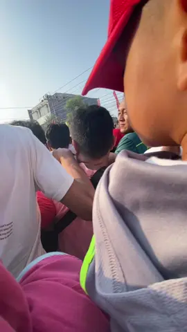 Buat siapa aja kalo punya anak kecil jangan dibawa desak-desakan, kalo liat keramain gini ya lbh baik mundur, daripada teriak2 dikuping saya 🤏🏻 kalo rame gini ya gk tau yg dorong siapa jd percuma teriak2 gitu 🙃 Ini waktu pengambilan tiket undian Jalan Sehat dlm rangka Hari Jadi Jawa Tengah ke 80 di Jepara Minggu, 24 Agustus 2025. Yg katanya ada 15.000 kupon undian, tapi kenyataannya banyak yg gak dapet. Aku berangkat berdua tapi dapat kupon cuma 1 itu pun harus desak2an. Pesertanya bener2 banyak banget, tapi yang bagiin kupon ntah ada berapa orang, aku cuma lihat 1 / 2 orang aja yg diserbu. Pertama kalinya ikut event kayak gini, ternyata lbh enak rebahan aja dirumah 🥴  #hutjateng #harijadijawatengah 