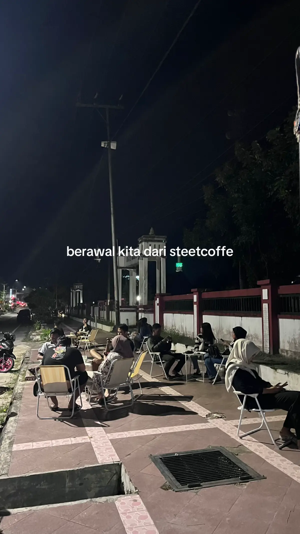 singgah doeloe kopi berawal dari kegabutan 3 orang yang ngide untuk membuka street coffe,2 orang modal 1 orang yang menjalankan. lambat laun yang awalnya cuma take away menjadi steetcoffe dengan grobak. dan ketika kita mendapatkan surat cinta dari atas kita langsung memutar otak how to survive in this industry lalu kita mencoba mencari cari bangunan yang sekira masuk ke kantong kita dan dapatlah sebuah bangunan di jalan hm rafi’i/di belakang gereja sinta. berawal dari singgah berakhir untuk tidak berpindah.  singgah,nyaman,lalu menetap. #CapCut #fyp #foryou #viral #kedaikopi @singgah_doeloe_kopi 
