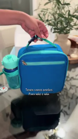 Ya le habia comprado 2 loncheras a mi niño y no me convencieron, les cabia muy poquito pero esta es perfecta 💙🧃 #kindergarten#kidslunch#lonchera#kidslunchbox#MomsofTikTok