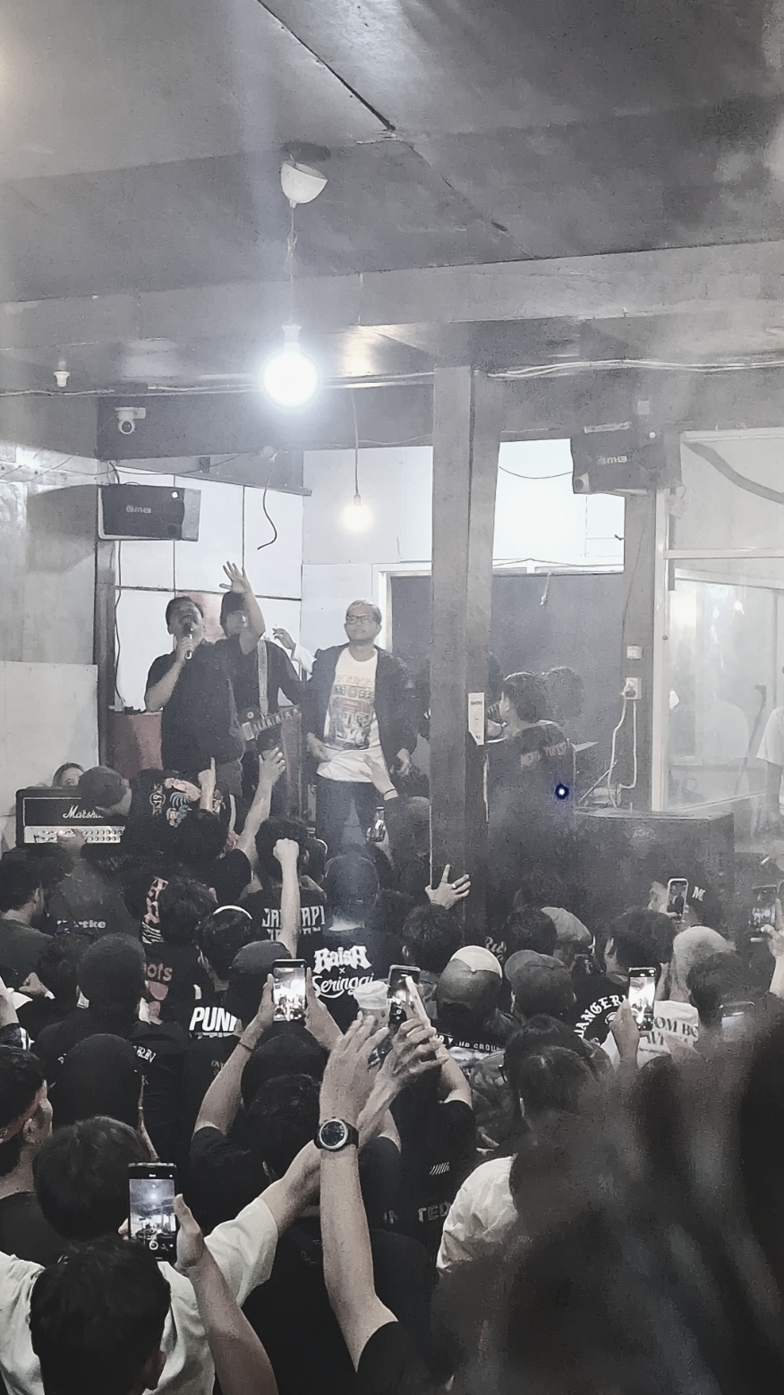 Sedikit mngobati🤏 rasa kecewa kita🙌terimakasih atas intimate show @overdistortion_id  @mcpr_official  dan GS lainya 🙌 #surabya #soundofsouth #legocafesurabaya 