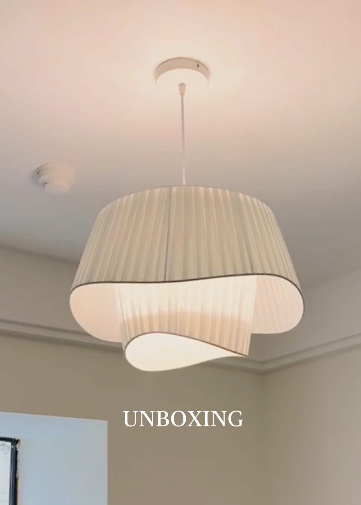 Không chỉ là nguồn sáng, đèn thả in hoa còn là điểm nhấn trang trí mang hơi thở nghệ thuật #decor #noithat #đèn #lamp #decorphongkhach 